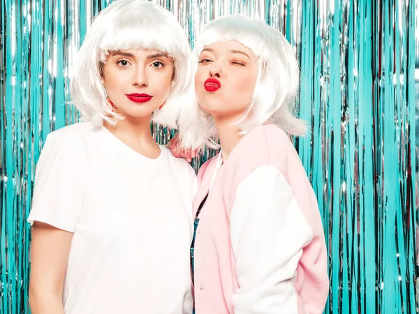 Twee Jonge Sexy Hipster Meisjes Witte Pruiken Rode Lippen Mooie — Stockfoto