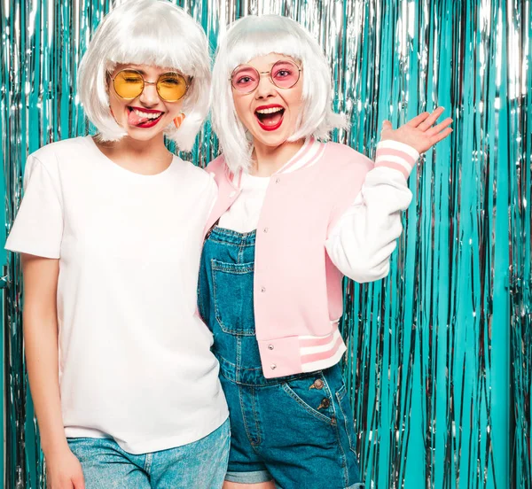 Two Young Sexy Hipster Girls White Wigs Red Lips Beautiful — 스톡 사진