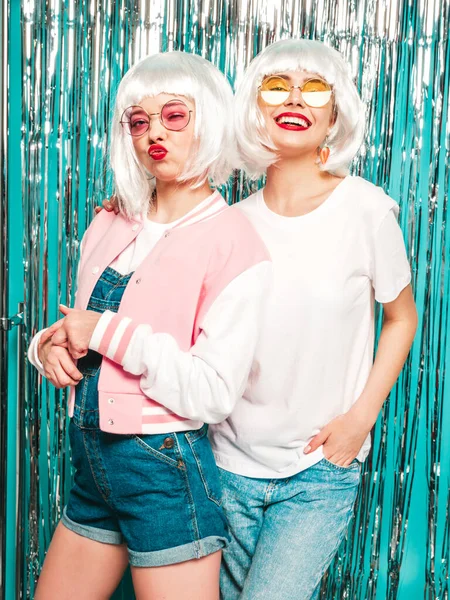 Two Young Sexy Hipster Girls White Wigs Red Lips Beautiful — 스톡 사진