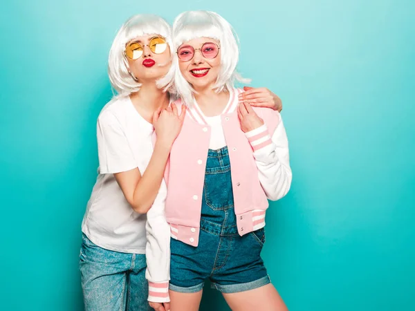 Two Young Sexy Hipster Girls White Wigs Red Lips Beautiful — 스톡 사진