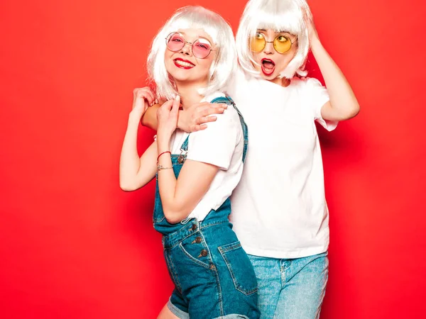 Two Young Sexy Hipster Girls White Wigs Red Lips Beautiful — 스톡 사진