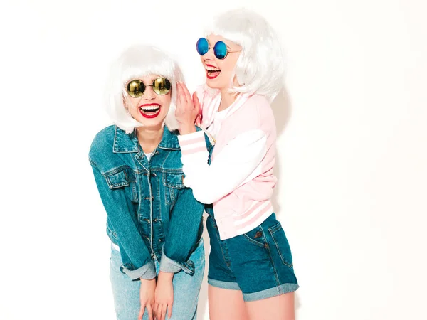 Zwei Junge Sexy Hipster Mädchen Weißen Perücken Und Roten Lippen — Stockfoto