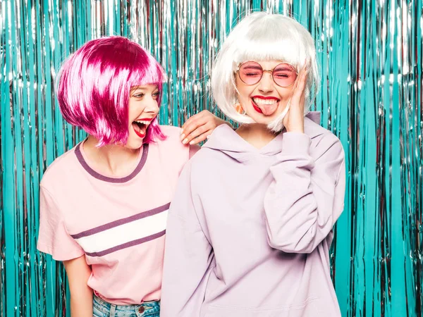 Two Young Sexy Hipster Girls Wigs Red Lips Beautiful Trendy — 스톡 사진