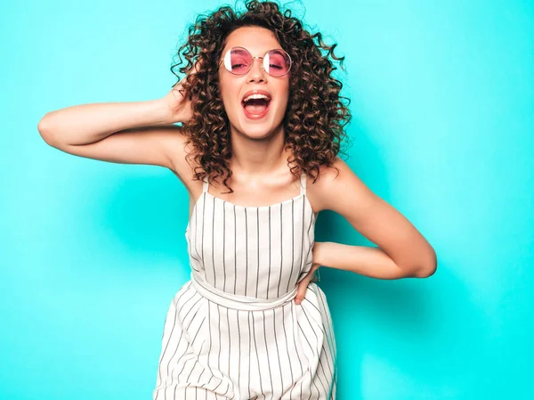 Retrato Hermosa Modelo Sonriente Con Afro Rizos Peinado Vestido Con — Foto de Stock