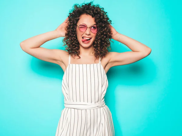 Retrato Belo Modelo Sorridente Com Afro Cachos Penteado Vestido Com — Fotografia de Stock