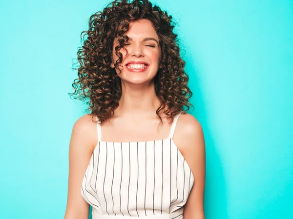 Retrato Belo Modelo Sorridente Com Afro Cachos Penteado Vestido Com — Fotografia de Stock