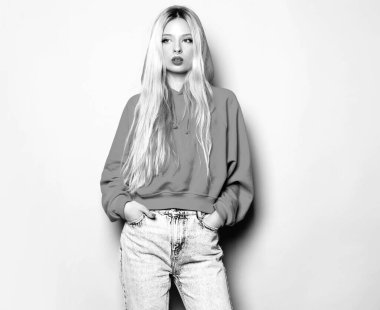 Moda kırmızı kapüşonlu kötü kız ve burnunda küpe olan genç güzel hippi portresi. Stüdyoda poz veren kaygısız sarışın kadın. Pozitif model eğleniyor. 