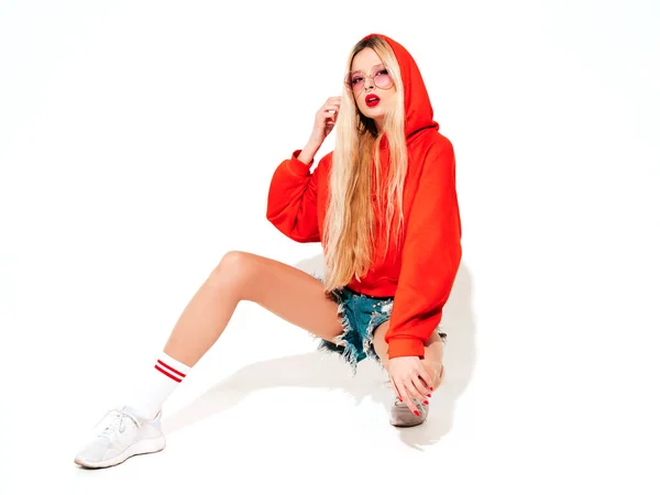 Portret Młodej Pięknej Hipsterki Niegrzecznej Dziewczynki Modnej Czerwonej Letniej Bluzie — Zdjęcie stockowe