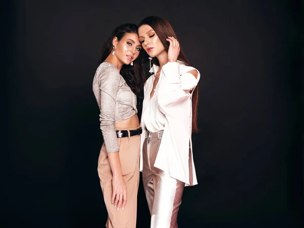 Duas Jovens Meninas Bonitas Morena Roupas Verão Moda Agradáveis Sexy — Fotografia de Stock