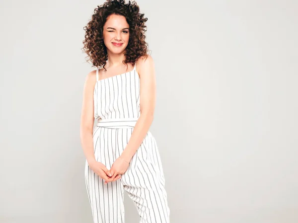 Portrait Beau Modèle Souriant Avec Afro Boucles Coiffure Habillée Vêtements — Photo