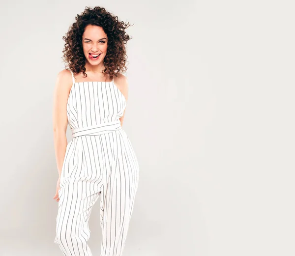 Portrait Beau Modèle Souriant Avec Afro Boucles Coiffure Habillée Vêtements — Photo