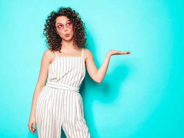 Retrato Belo Modelo Sorridente Com Afro Cachos Penteado Vestido Com — Fotografia de Stock