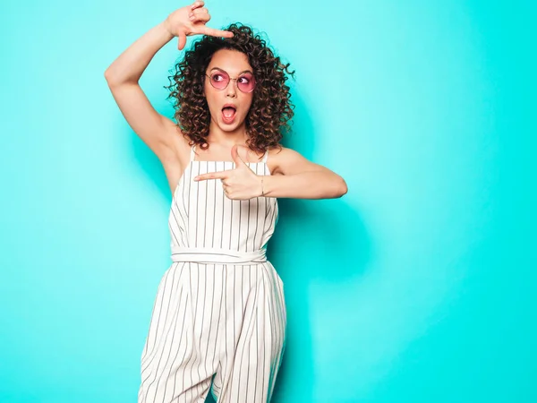 Portrait Beautiful Smiling Model Afro Curls Hairstyle Dressed Summer Hipster — Stock Photo, Image