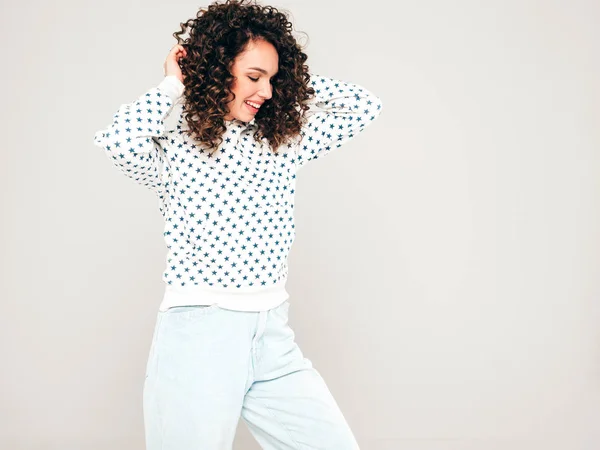 Ritratto Bella Modella Sorridente Con Riccioli Afro Acconciatura Vestita Estate — Foto Stock