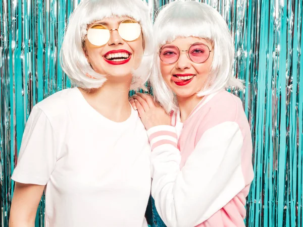 Two Young Sexy Smiling Hipster Girls White Wigs Red Lips — ストック写真