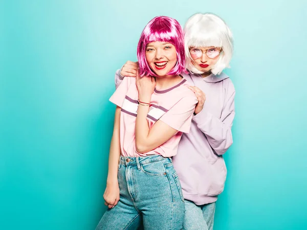 Two Young Sexy Smiling Hipster Girls Wigs Red Lips Beautiful — ストック写真
