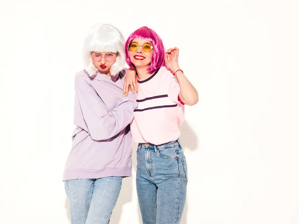 Dos Chicas Hipster Sonrientes Jóvenes Sexy Pelucas Labios Rojos Hermosas —  Fotos de Stock