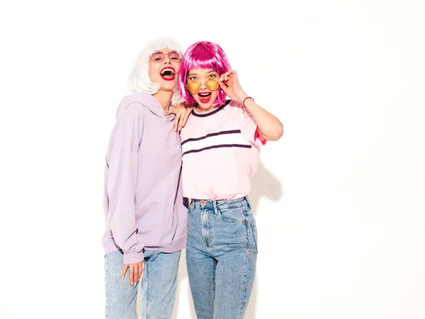 Twee Jonge Sexy Lachende Hipster Meisjes Pruiken Rode Lippen Mooie — Stockfoto
