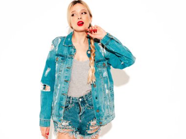 Genç, güzel, hippi kötü kız portresi moda kotlar içinde, yaz kıyafetleri içinde ve burnunda küpe ile stüdyoda poz veren kaygısız, güler yüzlü sarışın kadın. Pozitif model eğleniyor.