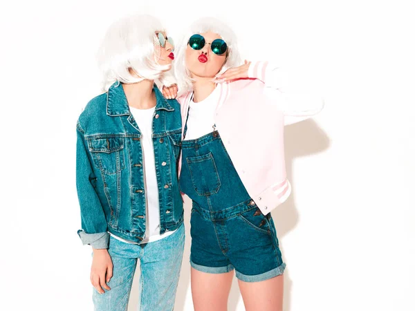 Két Fiatal Szexi Mosolygós Hipster Lányok Fehér Parókák Piros Ajak — Stock Fotó