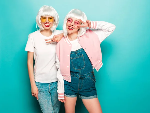 Duas Jovens Sexy Sorrindo Hipster Meninas Perucas Lábios Vermelhos Belas — Fotografia de Stock