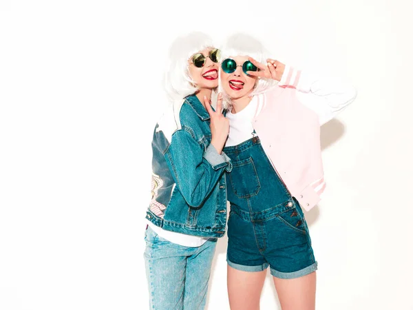 Due Giovani Ragazze Sexy Hipster Sorridenti Parrucche Bianche Rossi Belle — Foto Stock
