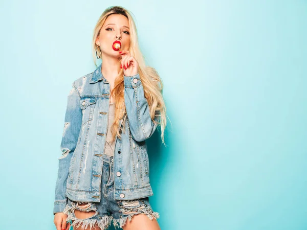 Porträtt Ung Vacker Hipster Bad Girl Trendiga Jeans Sommarkläder Och — Stockfoto