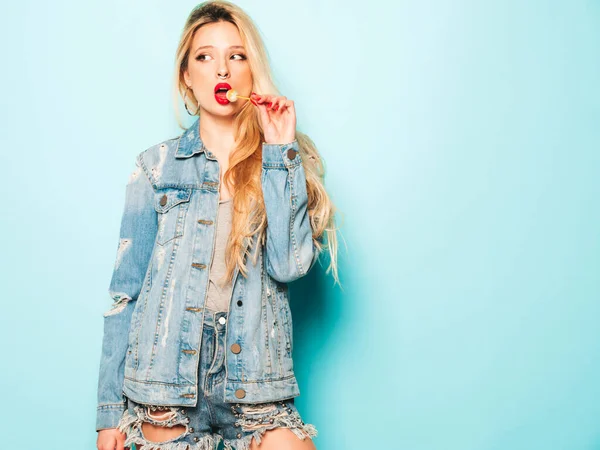 Porträtt Ung Vacker Hipster Bad Girl Trendiga Jeans Sommarkläder Och — Stockfoto