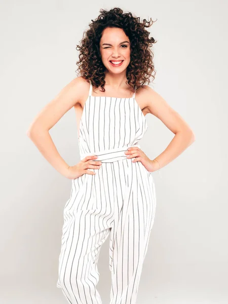 Retrato Modelo Sonriente Hermosa Con Afro Rizos Peinado Vestido Con — Foto de Stock