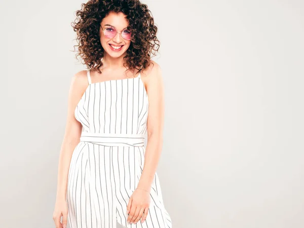 Portrait Beau Modèle Souriant Avec Afro Boucles Coiffure Habillée Vêtements — Photo