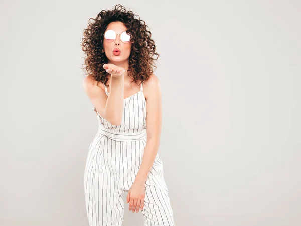 Portrait Beau Modèle Souriant Avec Afro Boucles Coiffure Habillée Vêtements — Photo