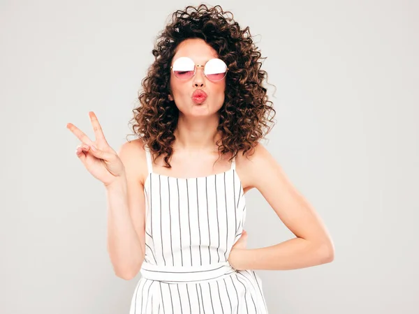 Retrato Hermosa Modelo Sonriente Con Afro Rizos Peinado Vestido Con — Foto de Stock