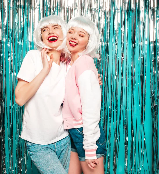 Two Young Sexy Smiling Hipster Girls White Wigs Red Lips — 스톡 사진