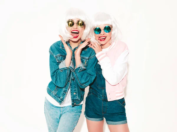Dvě Mladé Sexy Usměvavé Hipster Dívky Bílých Parukách Červené Rty — Stock fotografie