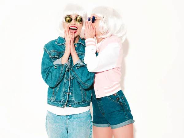 Dvě Mladé Sexy Usměvavé Hipster Dívky Bílých Parukách Červené Rty — Stock fotografie