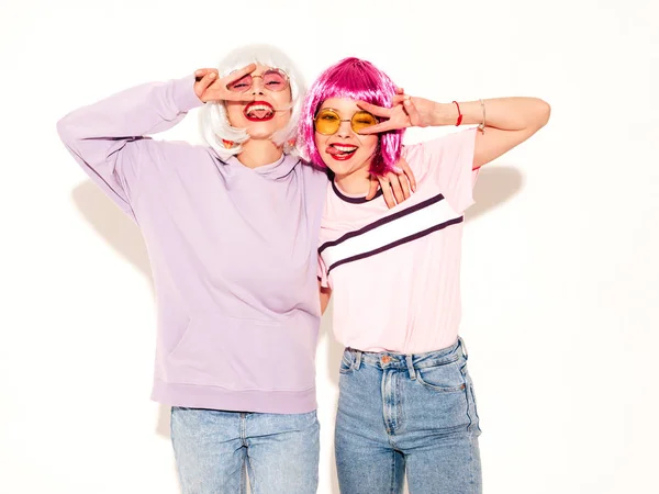 Two Young Sexy Smiling Hipster Girls Wigs Red Lips Beautiful — 스톡 사진