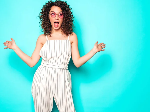 Retrato Hermosa Modelo Sonriente Con Afro Rizos Peinado Vestido Con — Foto de Stock