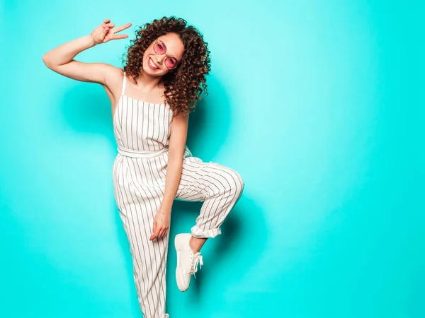 Retrato Belo Modelo Sorridente Com Afro Cachos Penteado Vestido Com — Fotografia de Stock