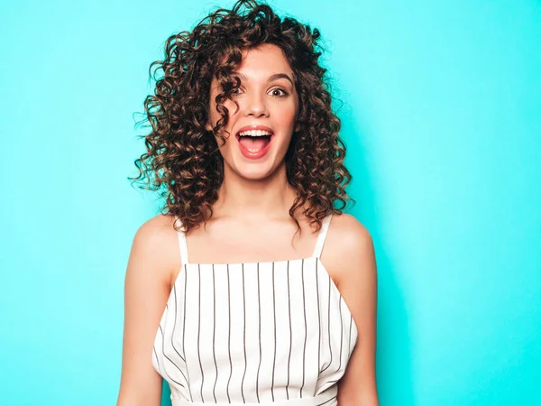 Portrait Beautiful Smiling Model Afro Curls Hairstyle Dressed Summer Hipster — ストック写真