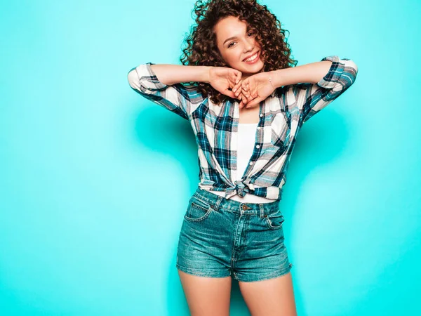 Retrato Hermosa Modelo Sonriente Con Afro Rizos Peinado Vestido Con —  Fotos de Stock