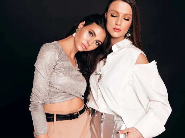 Две Юные Красавицы Брюнетки Красивых Трикотажных Летних Одеждах Сексуальные Женщины — стоковое фото