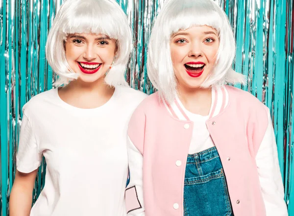 Two Young Sexy Smiling Hipster Girls White Wigs Red Lips — ストック写真