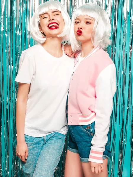 Two Young Sexy Smiling Hipster Girls White Wigs Red Lips — 스톡 사진