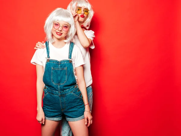 Twee Jonge Sexy Lachende Hipster Meisjes Witte Pruiken Rode Lippen — Stockfoto