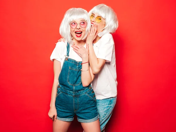 Twee Jonge Sexy Hipster Meisjes Witte Pruiken Rode Lippen Mooie — Stockfoto