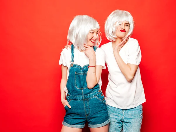 Two Young Sexy Smiling Hipster Girls White Wigs Red Lips — 스톡 사진