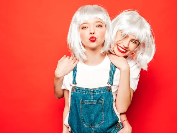 Two Young Sexy Smiling Hipster Girls White Wigs Red Lips — 스톡 사진