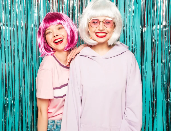 Two Young Sexy Smiling Hipster Girls White Wigs Red Lips — 스톡 사진