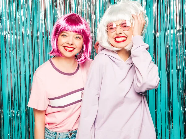 Two Young Sexy Smiling Hipster Girls White Wigs Red Lips — ストック写真