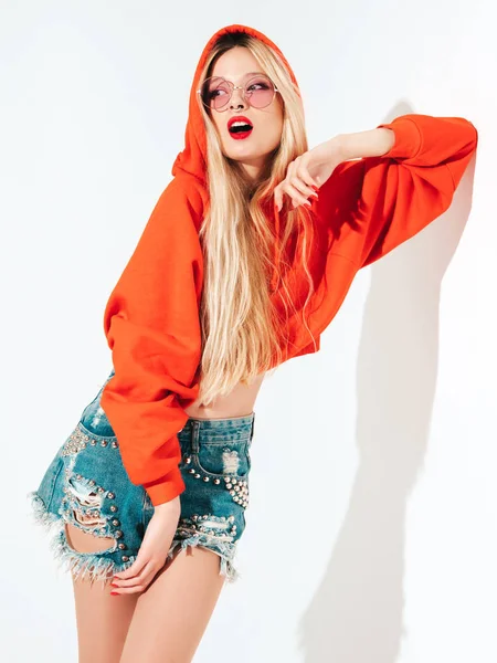 Porträtt Ung Vacker Hipster Bad Girl Trendiga Röda Sommar Hoodie — Stockfoto
